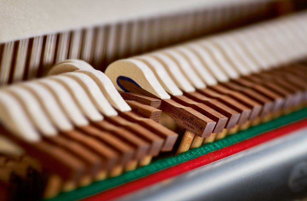 У пианино модельного ряда C. Bechstein Residence керн фирменных «бехштейновских» молоточковых головок выполнен из ореха. За счёт этого достигается максимальная динамика и богатство тембральной окраски.